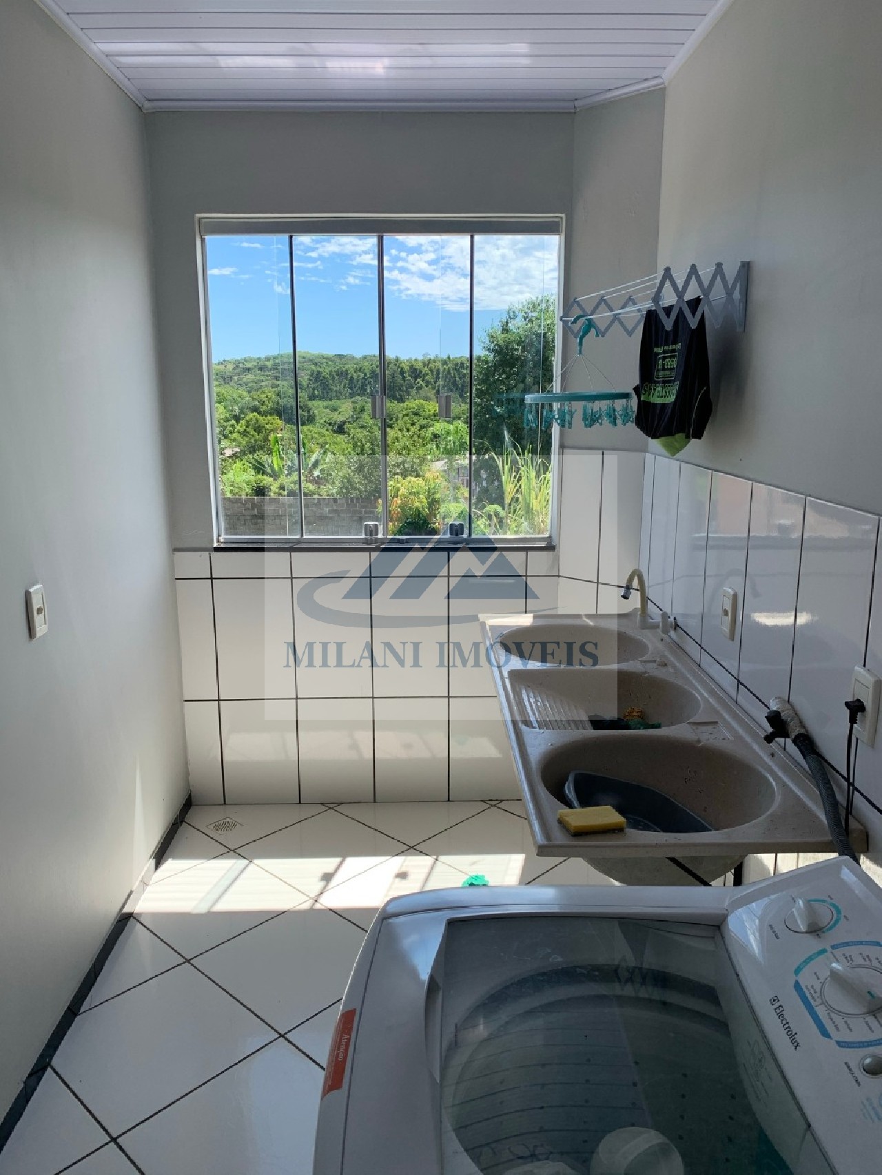 Imóvel com 2 andares à venda!! 3 quartos (1 suíte), 1 sala ,