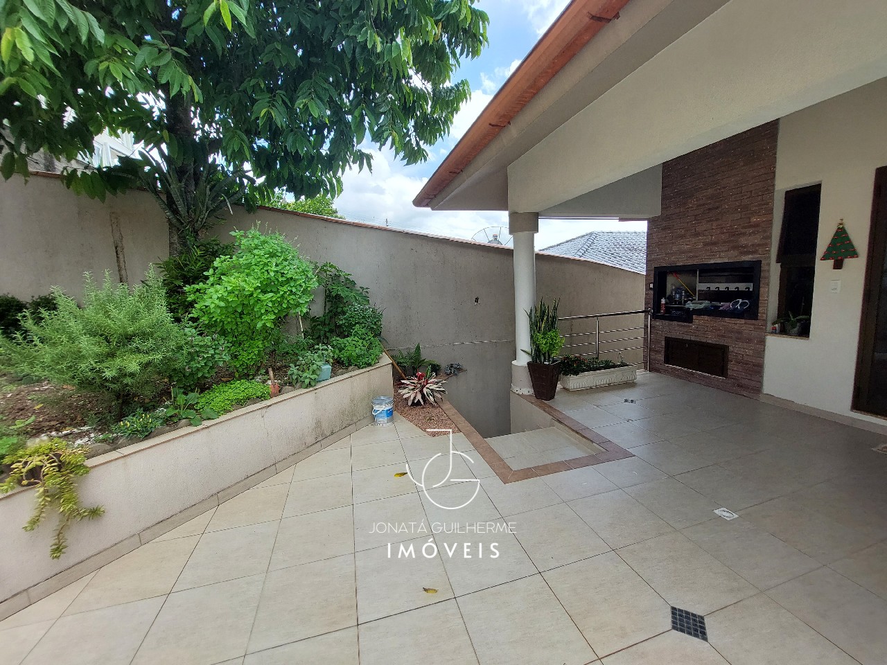 Imperdível casa à venda em Feliz-RS, bairro Matiel: 5 quartos, 1 suíte, 2 salas, 4 banheiros, 2 vagas de garagem, 384m²