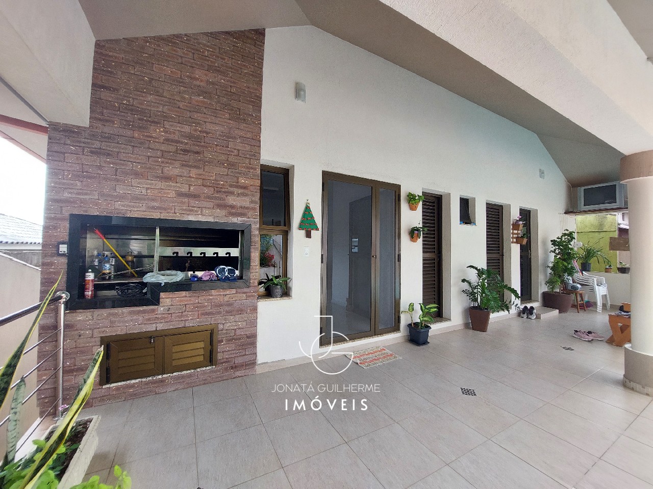 Imperdível casa à venda em Feliz-RS, bairro Matiel: 5 quartos, 1 suíte, 2 salas, 4 banheiros, 2 vagas de garagem, 384m²