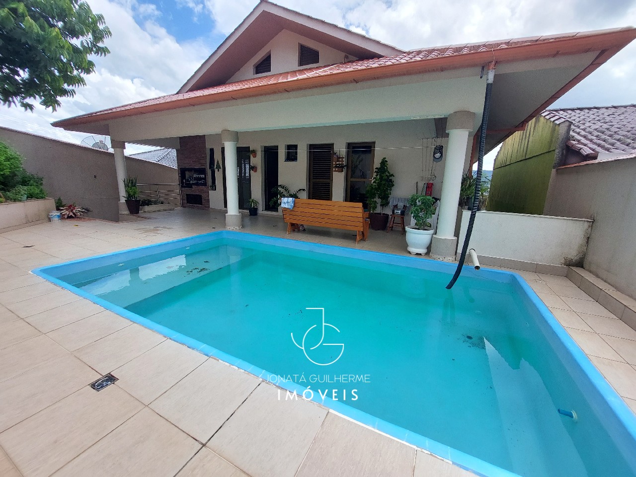 Imperdível casa à venda em Feliz-RS, bairro Matiel: 5 quartos, 1 suíte, 2 salas, 4 banheiros, 2 vagas de garagem, 384m²