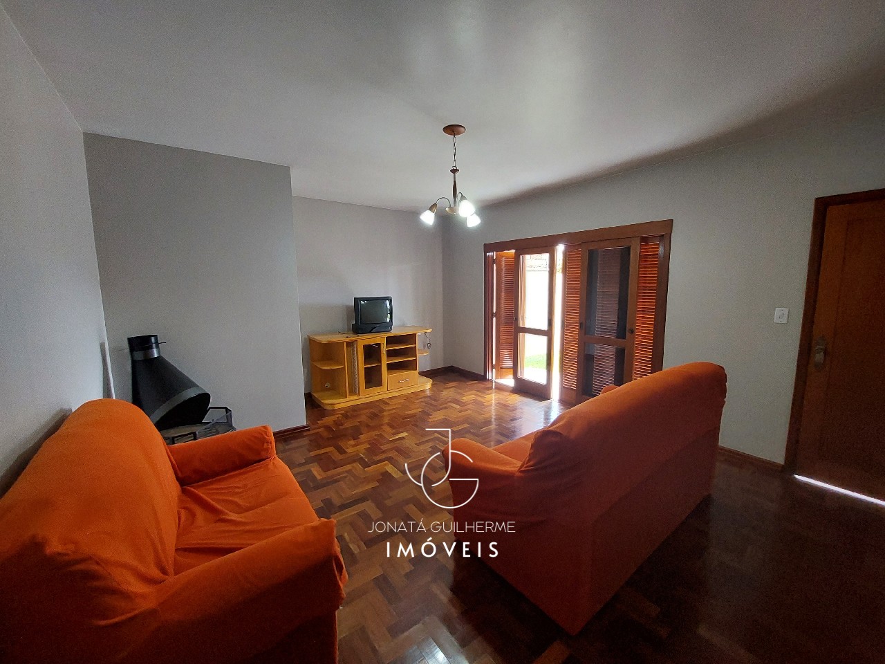 Imperdível casa à venda em Feliz-RS, bairro Matiel: 5 quartos, 1 suíte, 2 salas, 4 banheiros, 2 vagas de garagem, 384m²