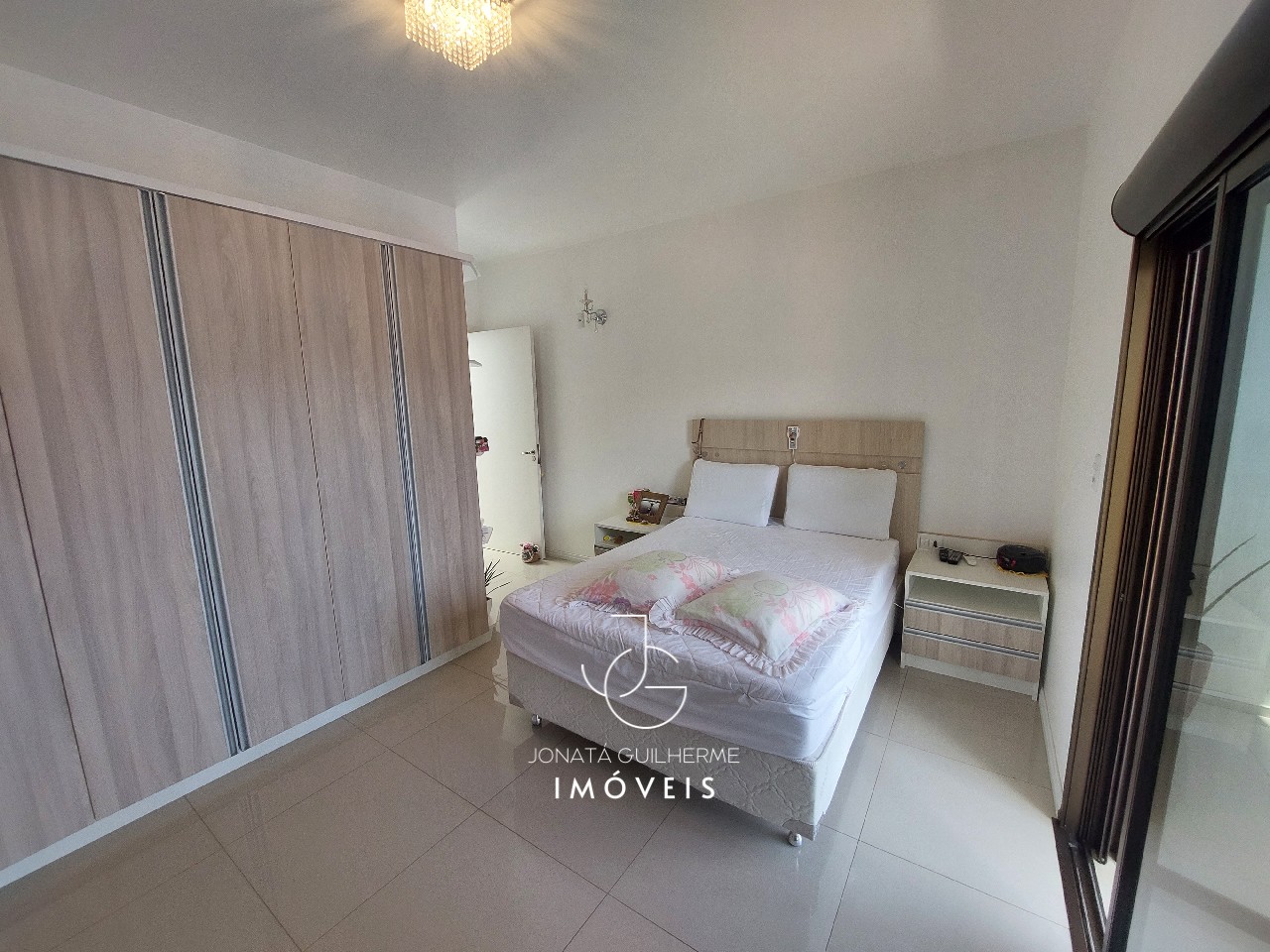 Imperdível casa à venda em Feliz-RS, bairro Matiel: 5 quartos, 1 suíte, 2 salas, 4 banheiros, 2 vagas de garagem, 384m²