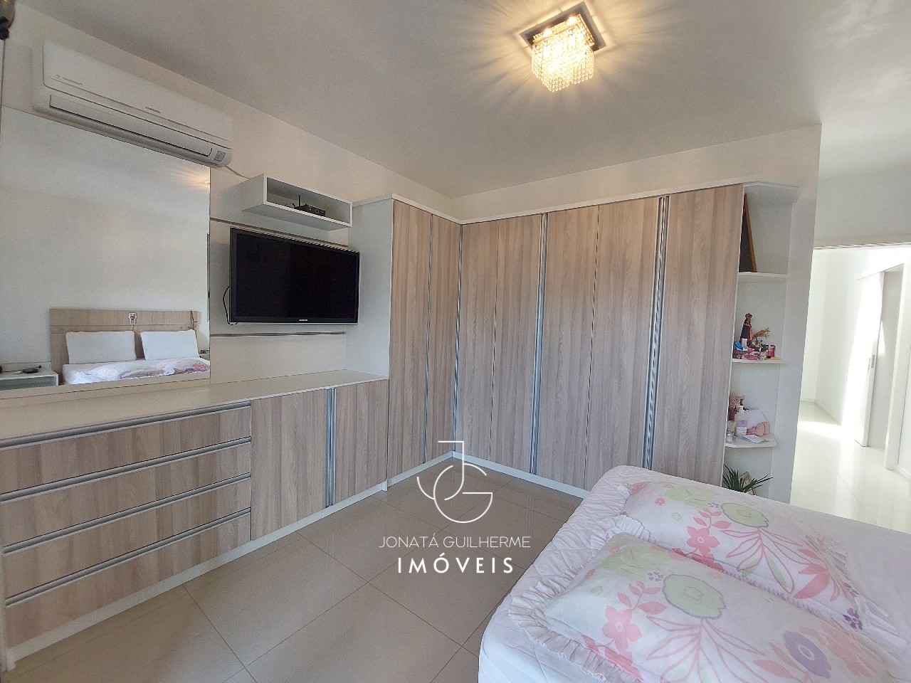 Imperdível casa à venda em Feliz-RS, bairro Matiel: 5 quartos, 1 suíte, 2 salas, 4 banheiros, 2 vagas de garagem, 384m²