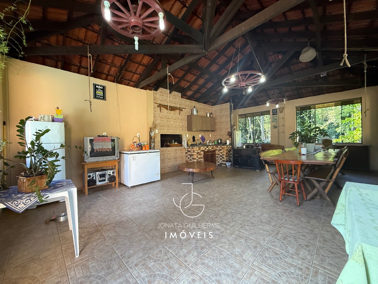 Casa à venda em Feliz-RS, bairro Vila Rica: 2 quartos, 1 suíte, 1 sala, 3 banheiros, 1 vaga de garagem, 280m² de área.