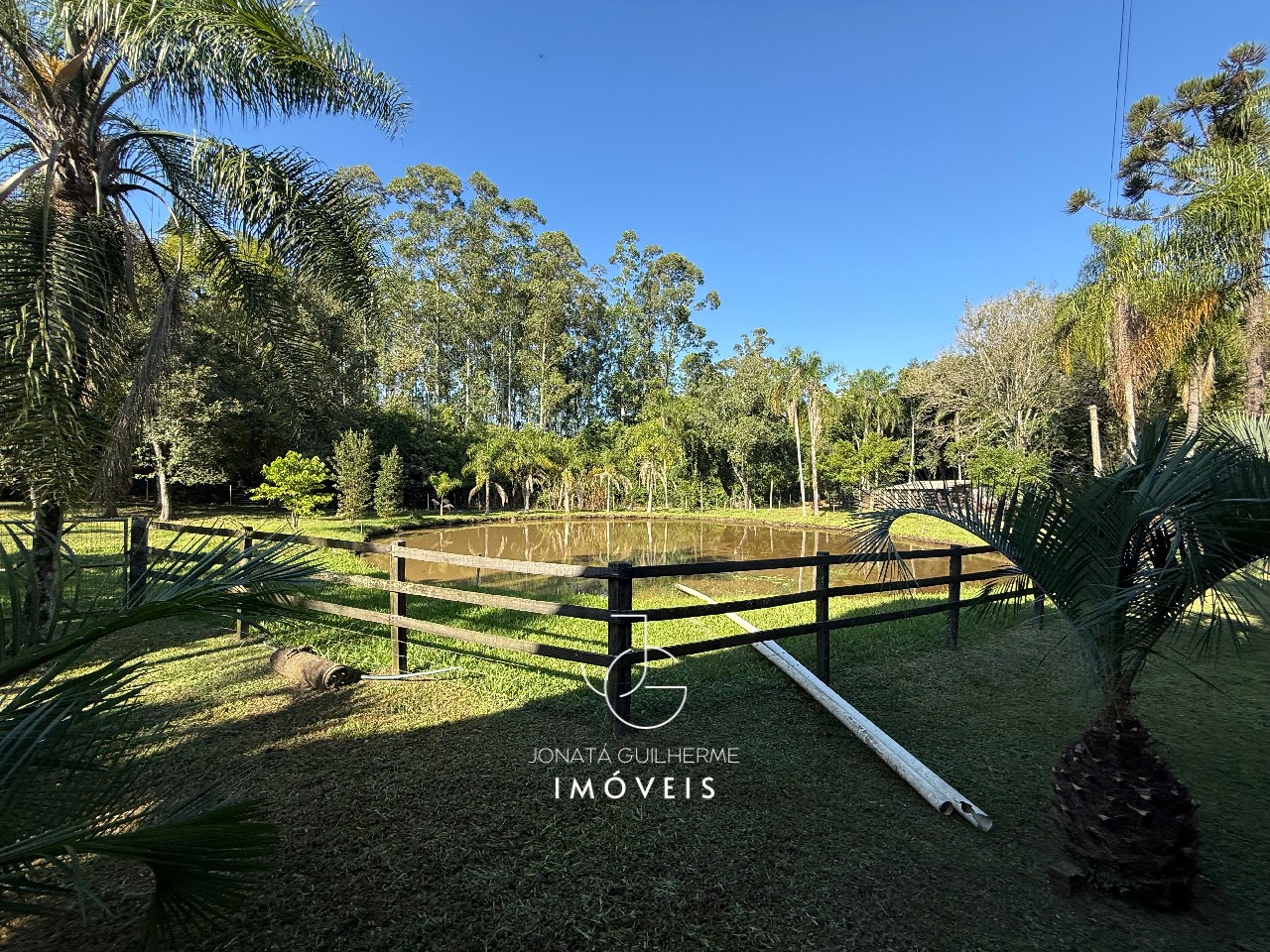 Casa à venda em Feliz-RS, bairro Vila Rica: 2 quartos, 1 suíte, 1 sala, 3 banheiros, 1 vaga de garagem, 280m² de área.
