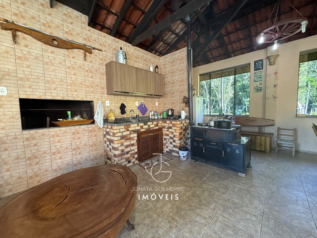 Casa à venda em Feliz-RS, bairro Vila Rica: 2 quartos, 1 suíte, 1 sala, 3 banheiros, 1 vaga de garagem, 280m² de área.