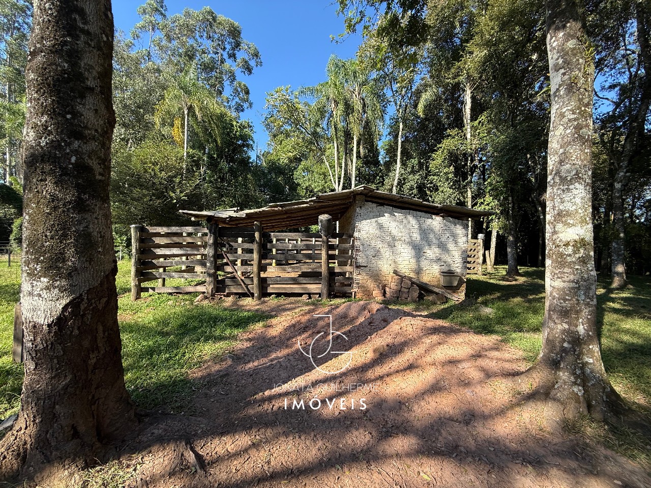 Casa à venda em Feliz-RS, bairro Vila Rica: 2 quartos, 1 suíte, 1 sala, 3 banheiros, 1 vaga de garagem, 280m² de área.