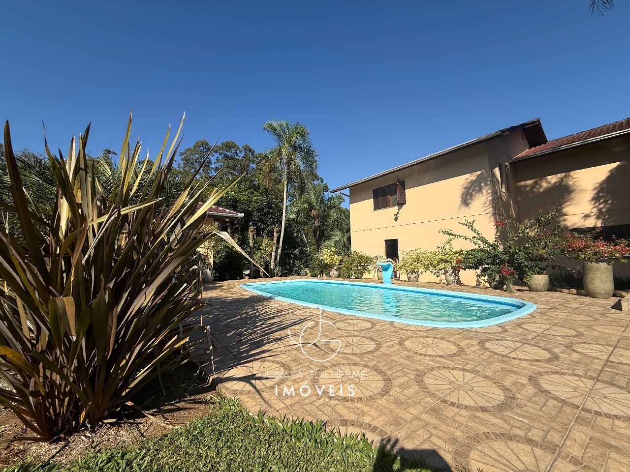Casa à venda em Feliz-RS, bairro Vila Rica: 2 quartos, 1 suíte, 1 sala, 3 banheiros, 1 vaga de garagem, 280m² de área.