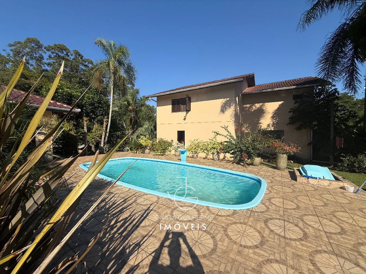 Casa à venda em Feliz-RS, bairro Vila Rica: 2 quartos, 1 suíte, 1 sala, 3 banheiros, 1 vaga de garagem, 280m² de área.