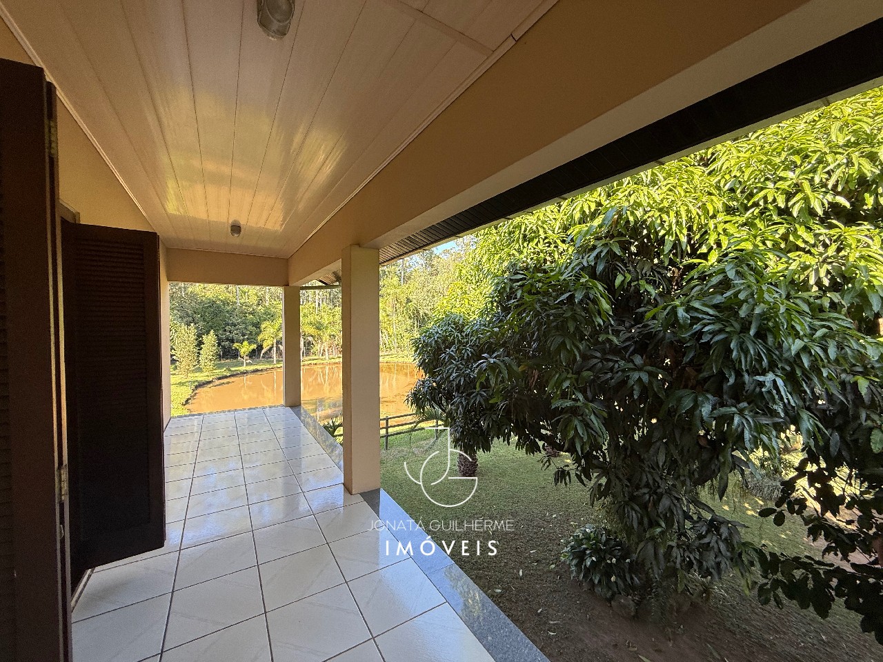 Casa à venda em Feliz-RS, bairro Vila Rica: 2 quartos, 1 suíte, 1 sala, 3 banheiros, 1 vaga de garagem, 280m² de área.