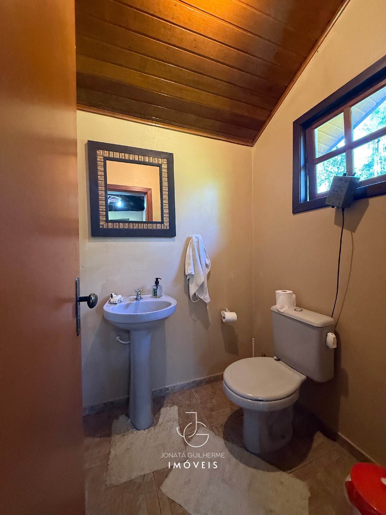 Casa à venda em Feliz-RS, bairro Vila Rica: 2 quartos, 1 suíte, 1 sala, 3 banheiros, 1 vaga de garagem, 280m² de área.