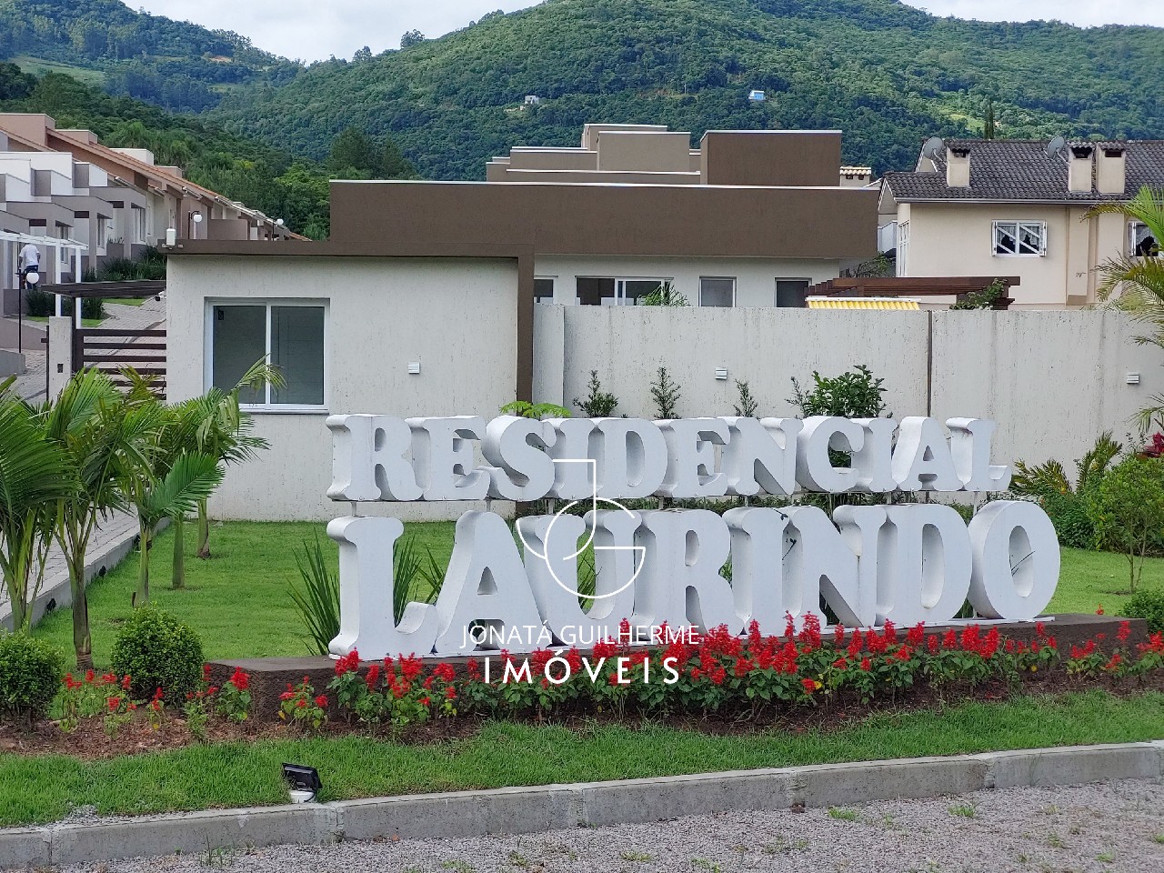 Casa em condomínio de alto padrão no centro de vale real-rs:
