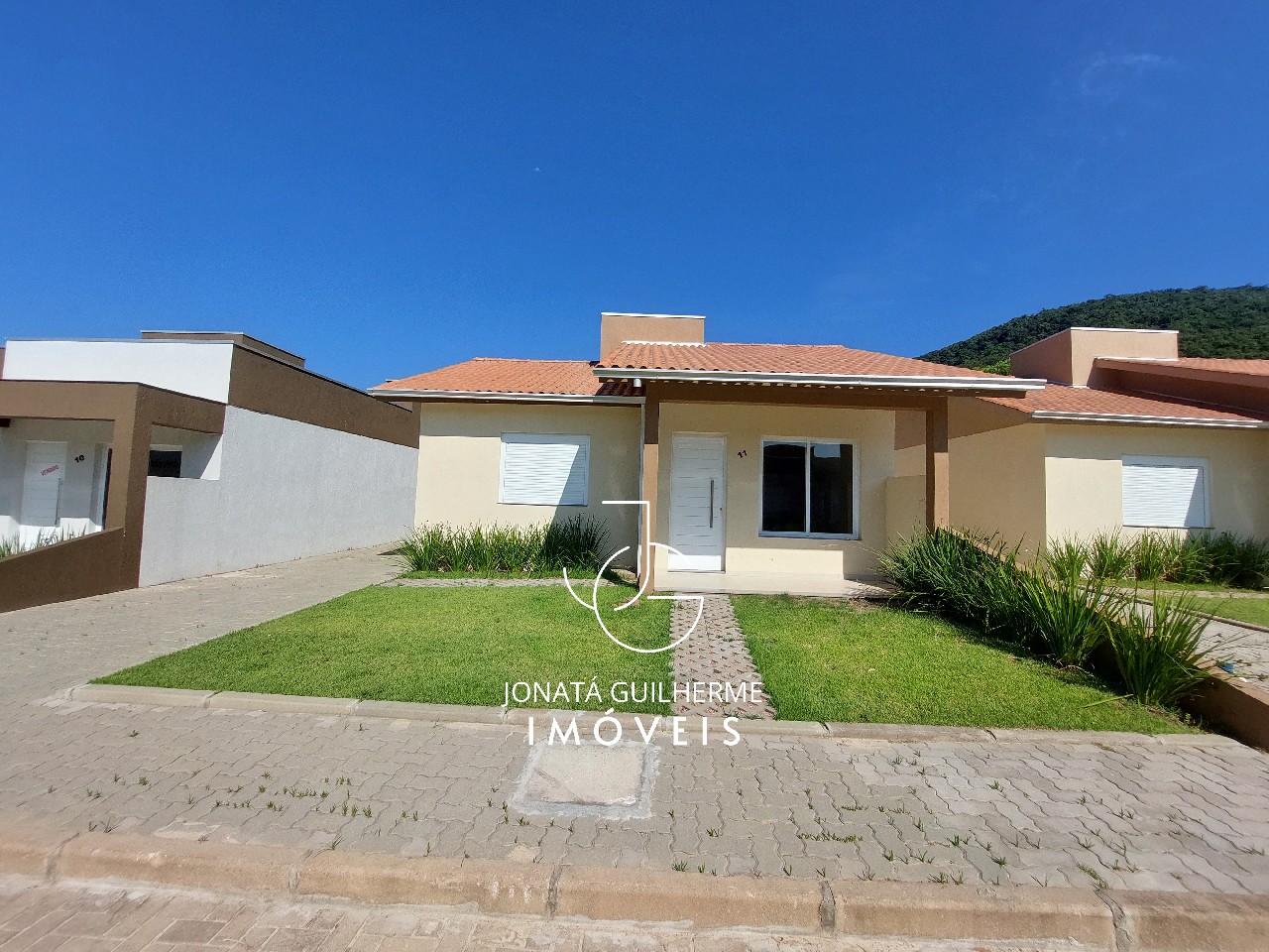 Casa em condomínio de alto padrão no centro de vale real-rs: