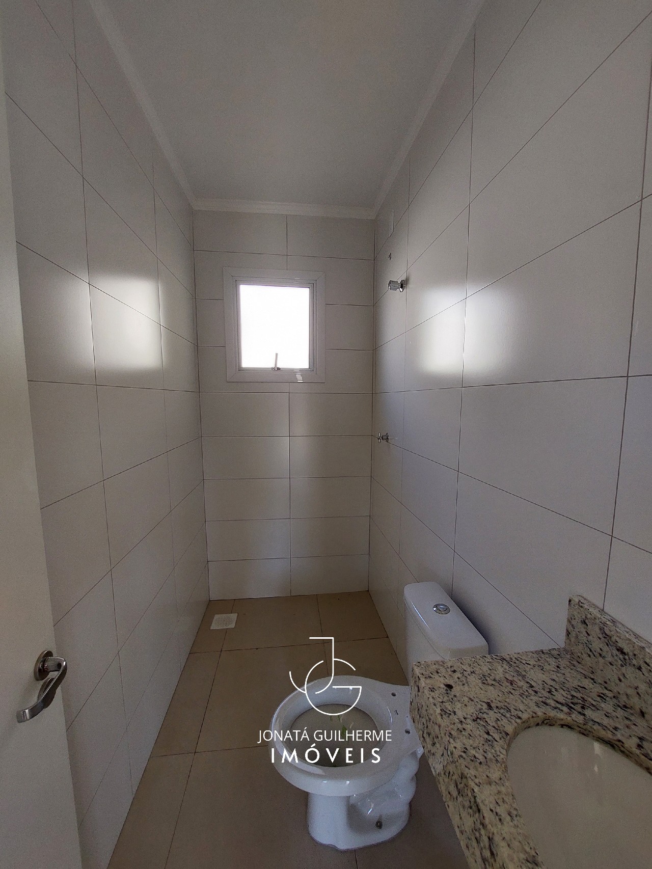 Casa em condomínio de alto padrão no centro de vale real-rs: