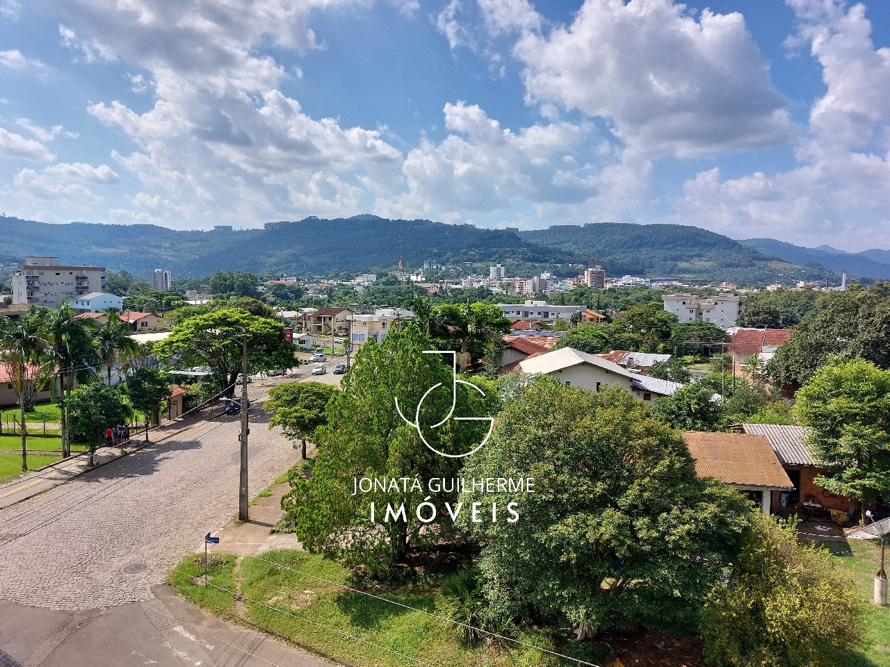 Cobertura à venda em Feliz-RS, bairro Matiel: 3 quartos, 1 suíte, 1 sala, 2 banheiros, 1 vaga de garagem, 200m².