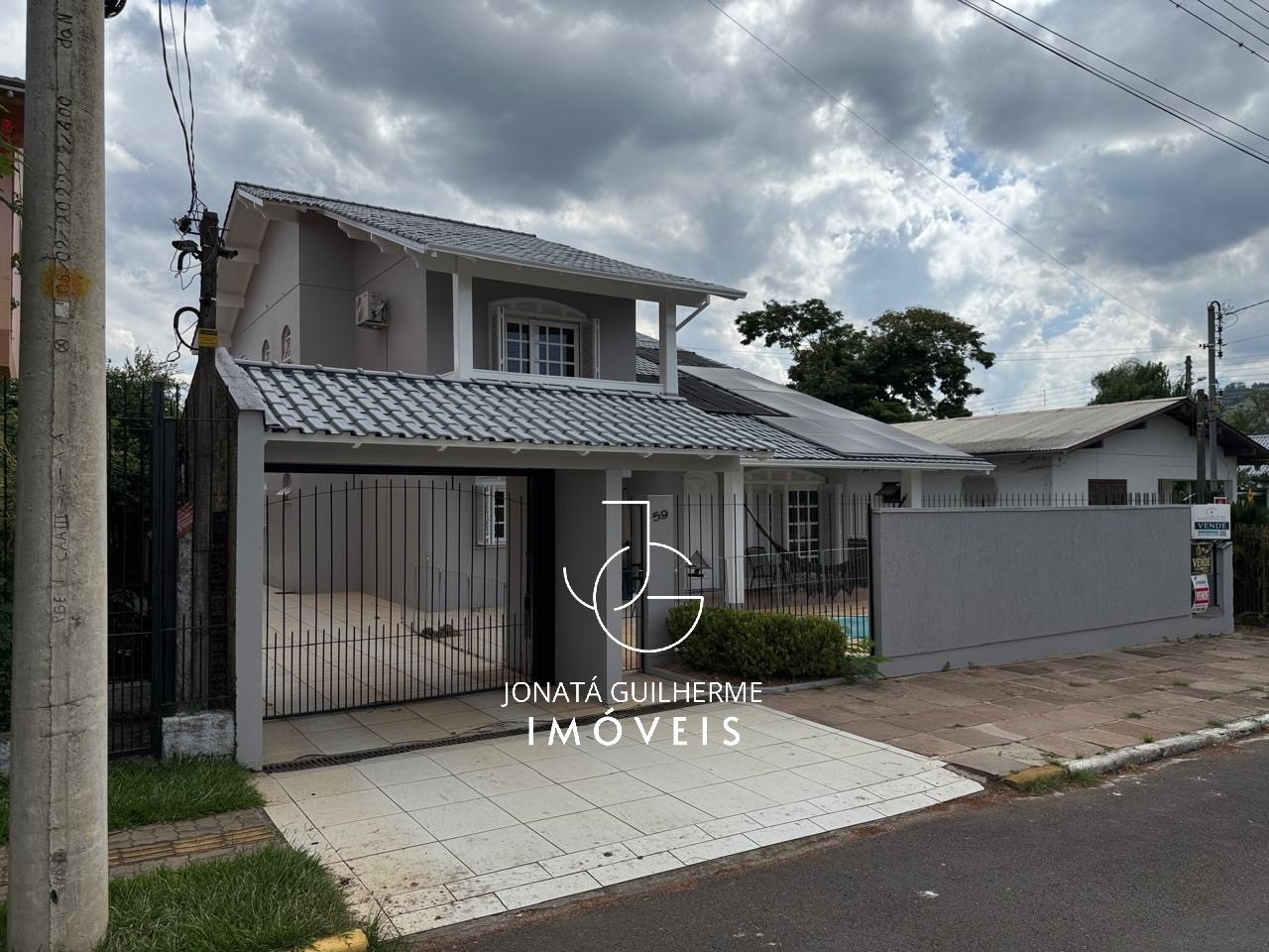 Casa ampla com 3 dormitórios, piscina, espaço gourmet e ener