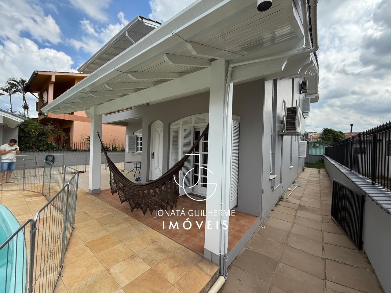 Casa ampla com 3 dormitórios, piscina, espaço gourmet e ener