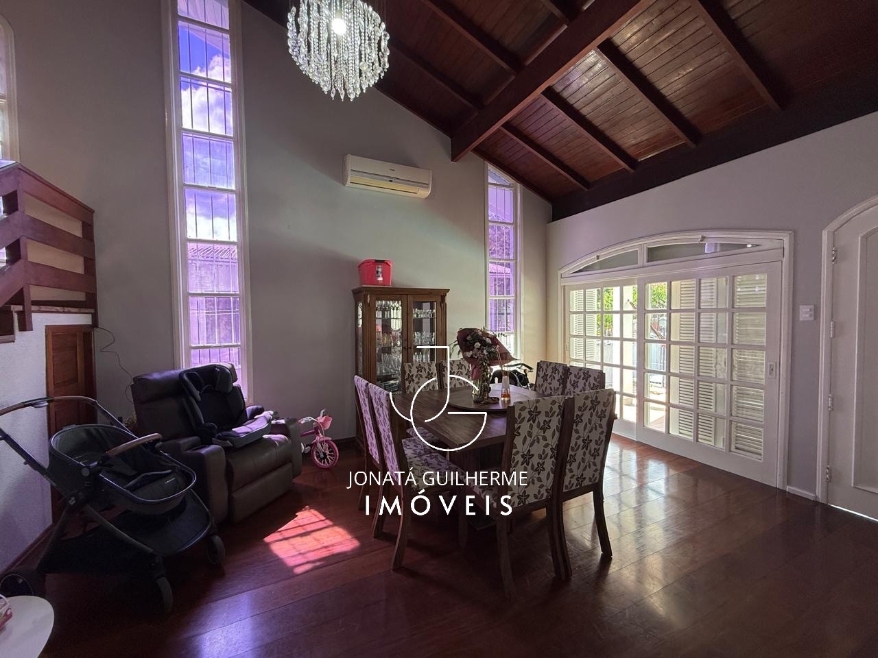 Casa ampla com 3 dormitórios, piscina, espaço gourmet e ener