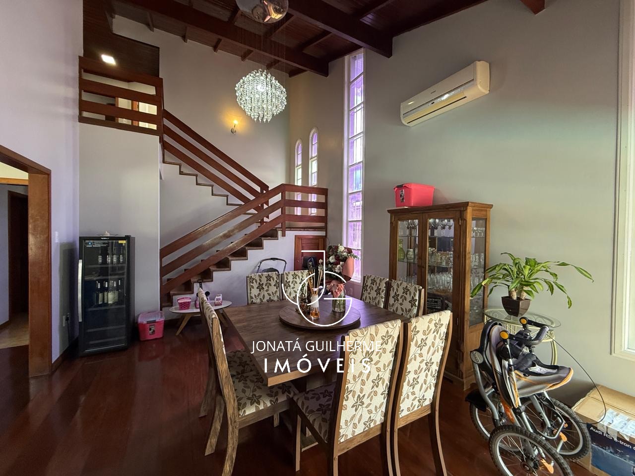 Casa ampla com 3 dormitórios, piscina, espaço gourmet e ener