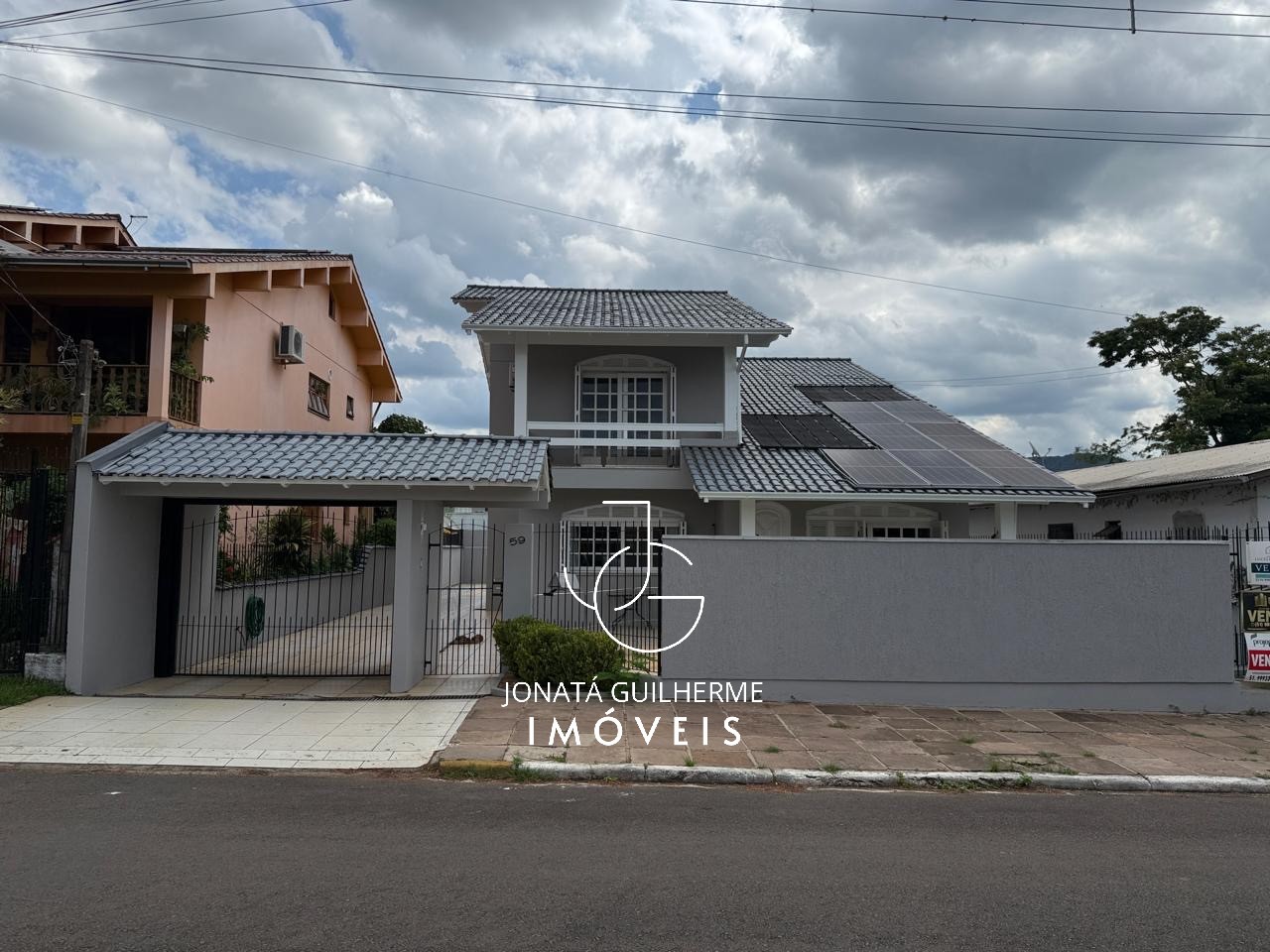 Casa ampla com 3 dormitórios, piscina, espaço gourmet e ener