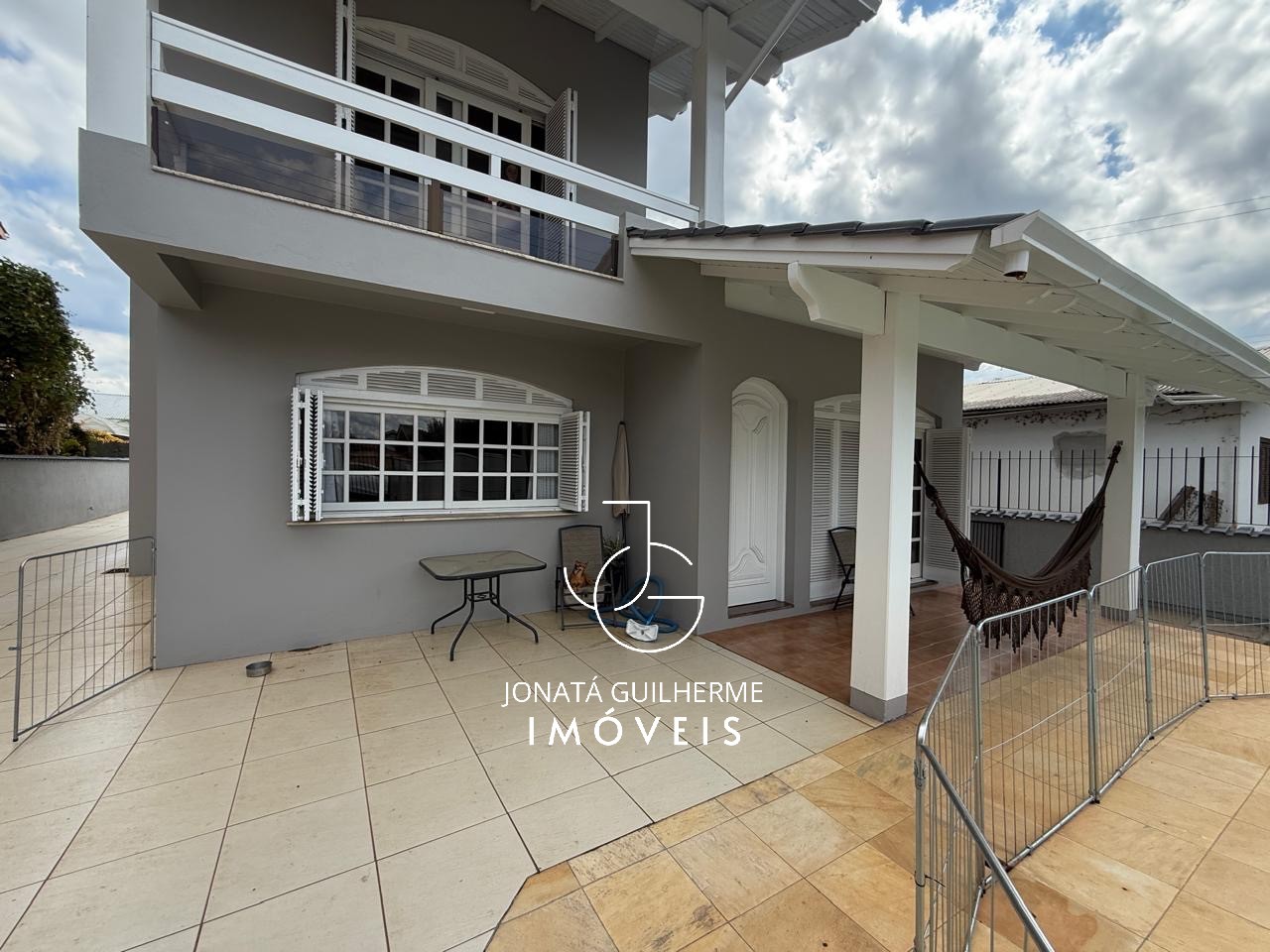 Casa ampla com 3 dormitórios, piscina, espaço gourmet e ener