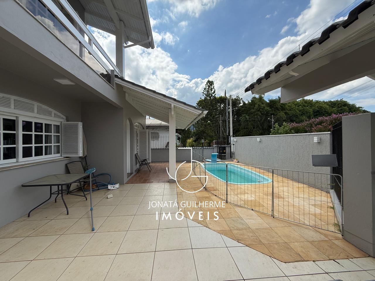 Casa ampla com 3 dormitórios, piscina, espaço gourmet e ener