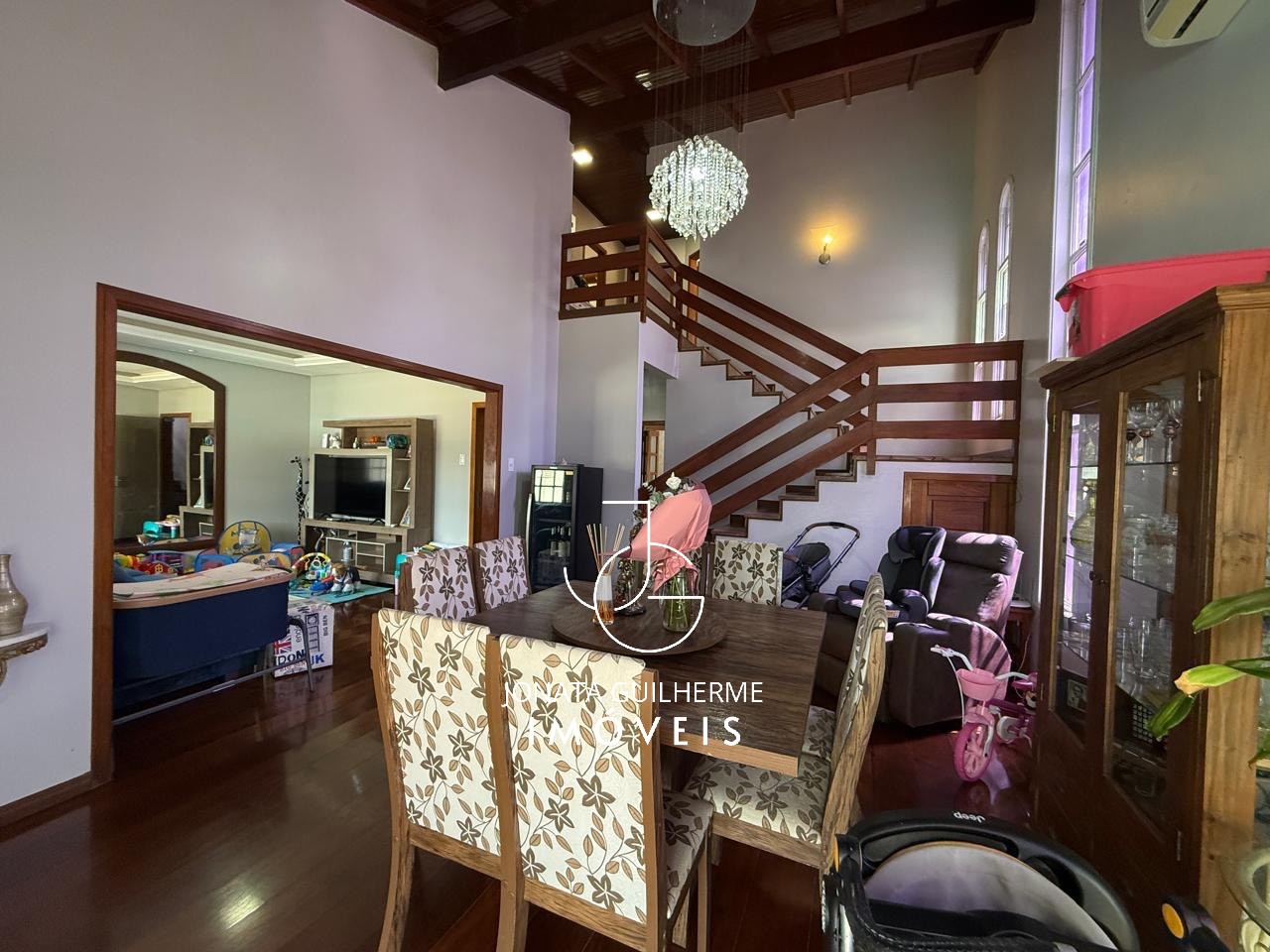Casa ampla com 3 dormitórios, piscina, espaço gourmet e ener