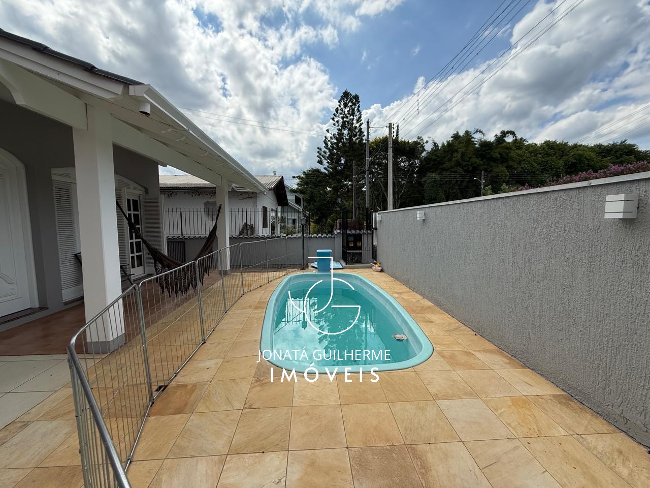 Casa ampla com 3 dormitórios, piscina, espaço gourmet e ener
