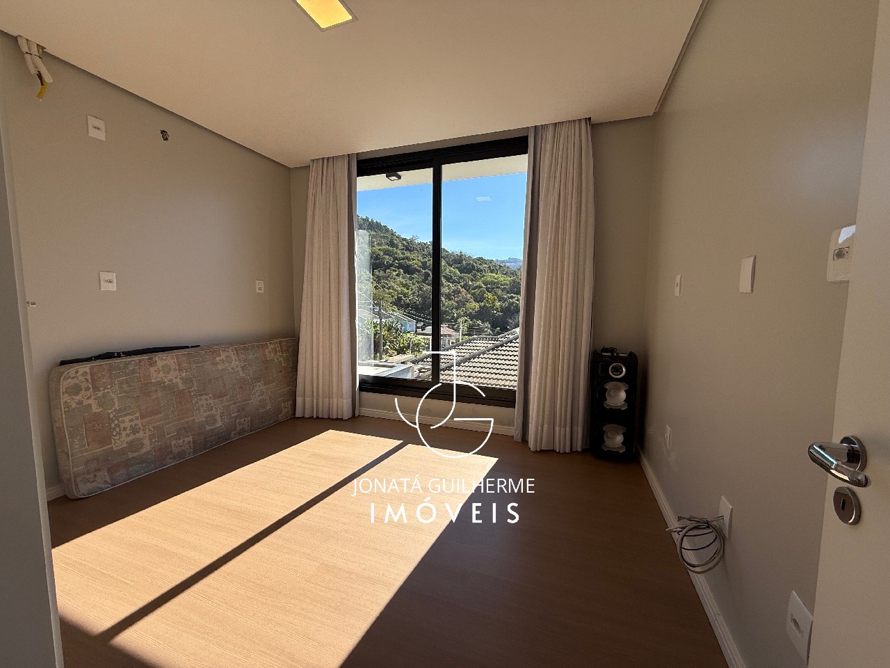 Imperdível oportunidade: Casa à venda em Vale Real-RS, Morro Paris, 3 quartos, 1 suíte, 1 sala, 3 banheiros, 2 vagas, 220,92 m².
