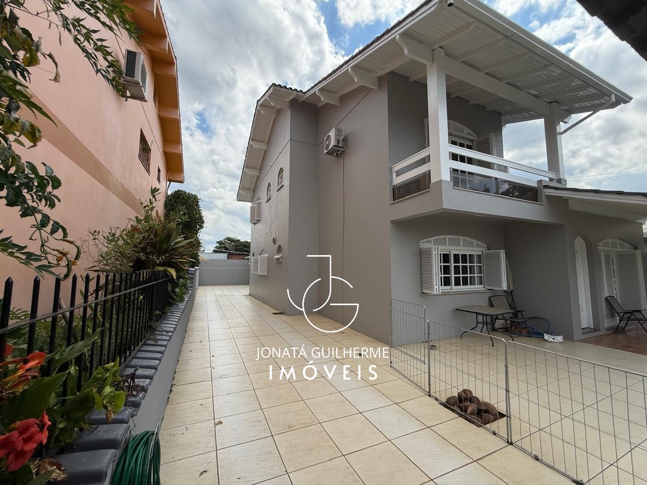 Casa ampla com 3 dormitórios, piscina, espaço gourmet e ener