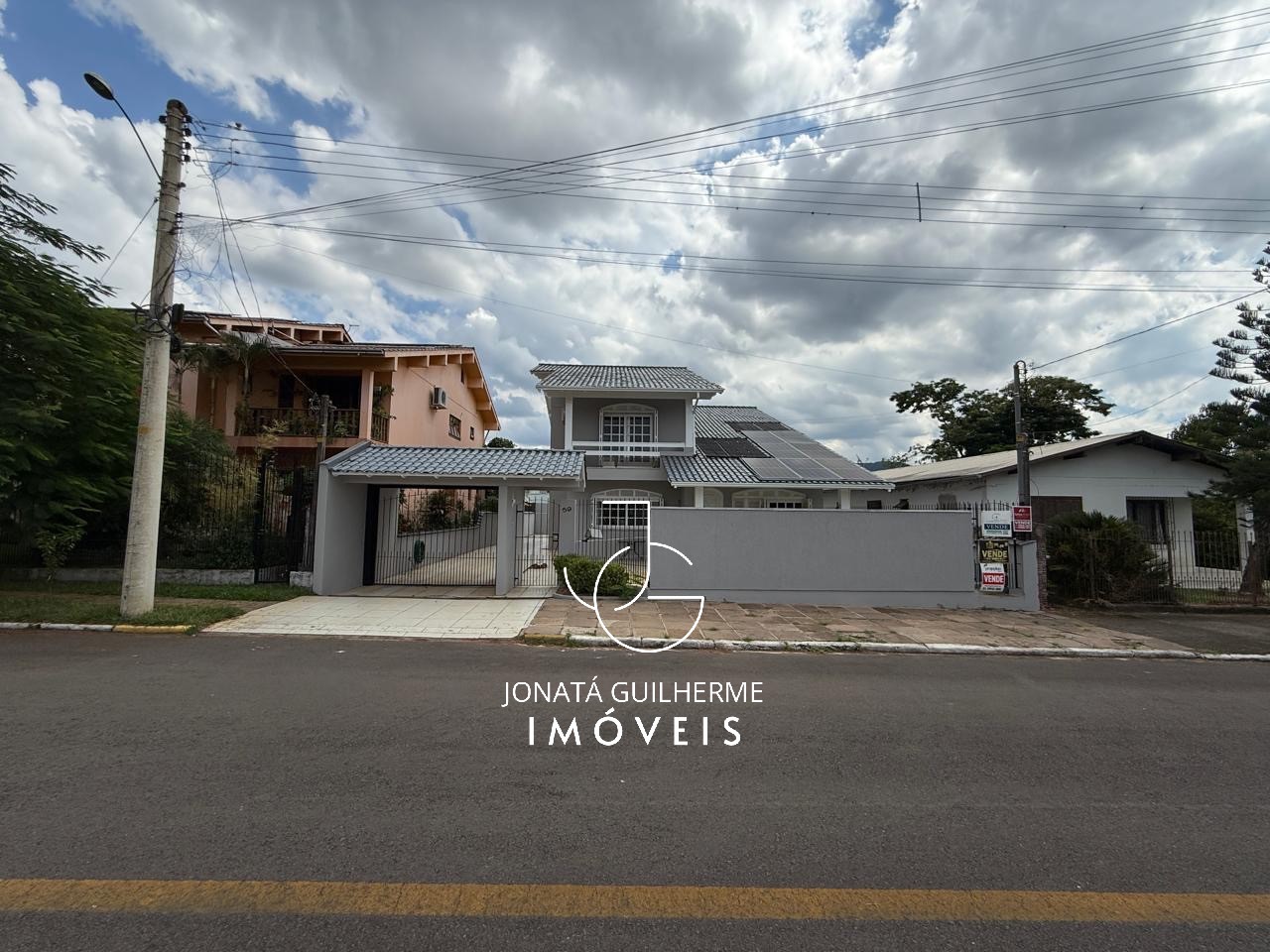 Casa ampla com 3 dormitórios, piscina, espaço gourmet e ener