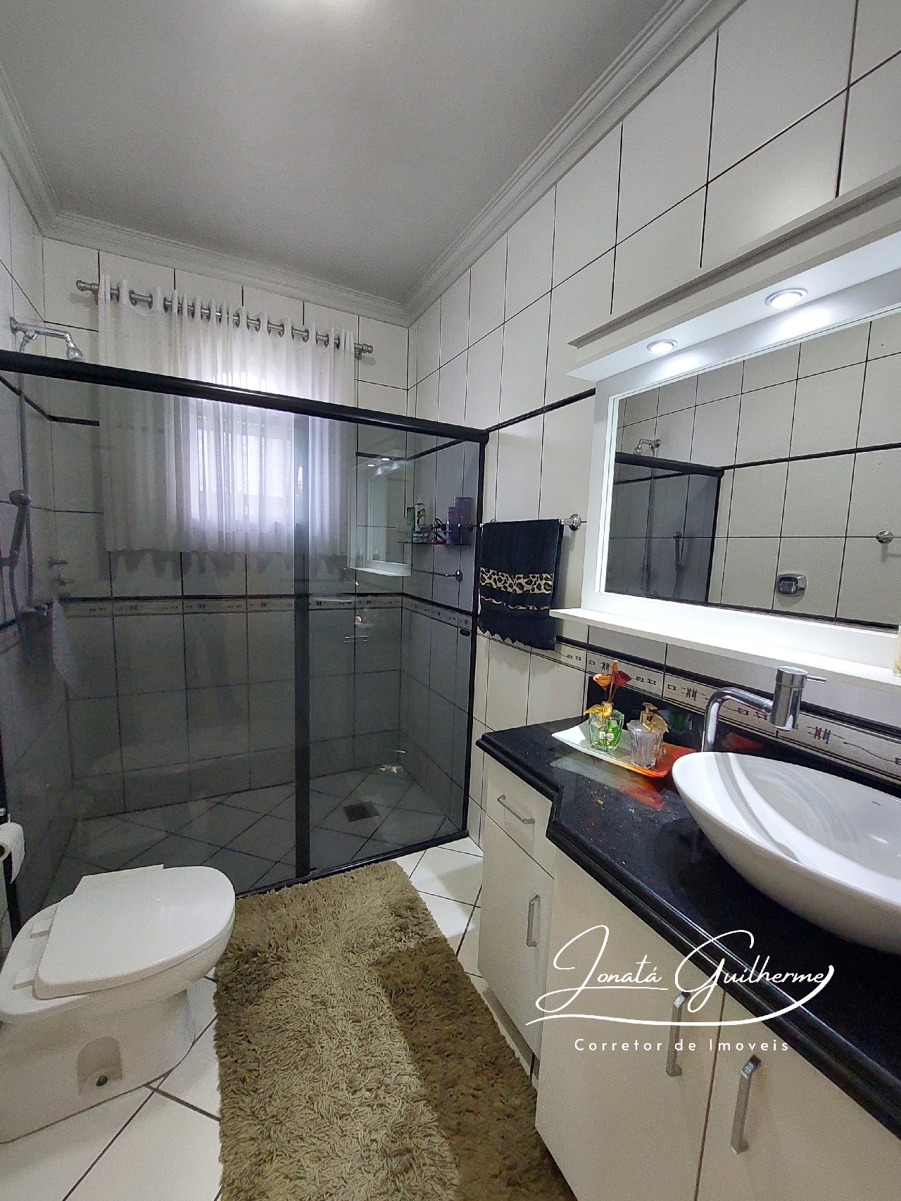 Imperdível: Casa à venda no Centro de Feliz-RS com 4 quartos, 2 suítes, 4 banheiros, 4 vagas de garagem e 294,82 m² de área.