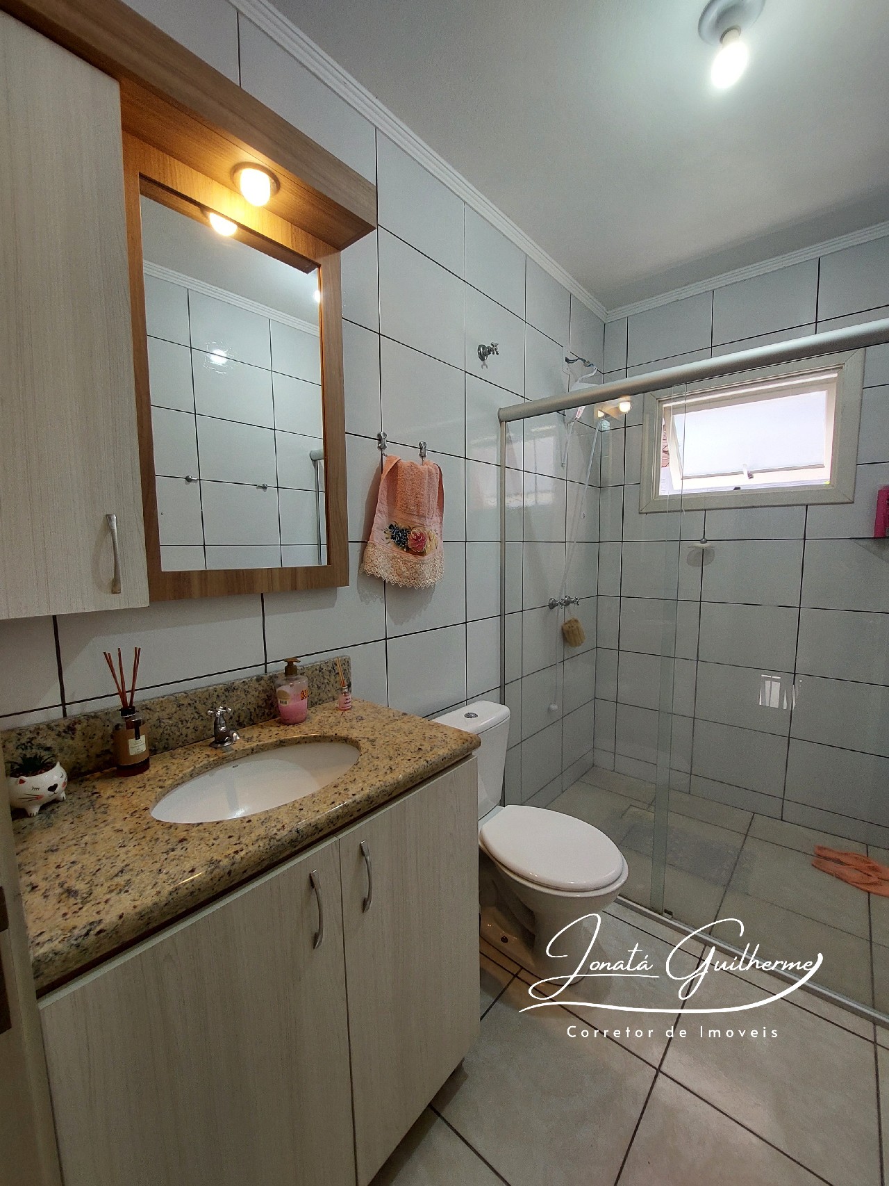 Imperdível: Casa em Condomínio no Centro de Feliz-RS, com 2 quartos, 1 sala, 2 banheiros e 77,58m².