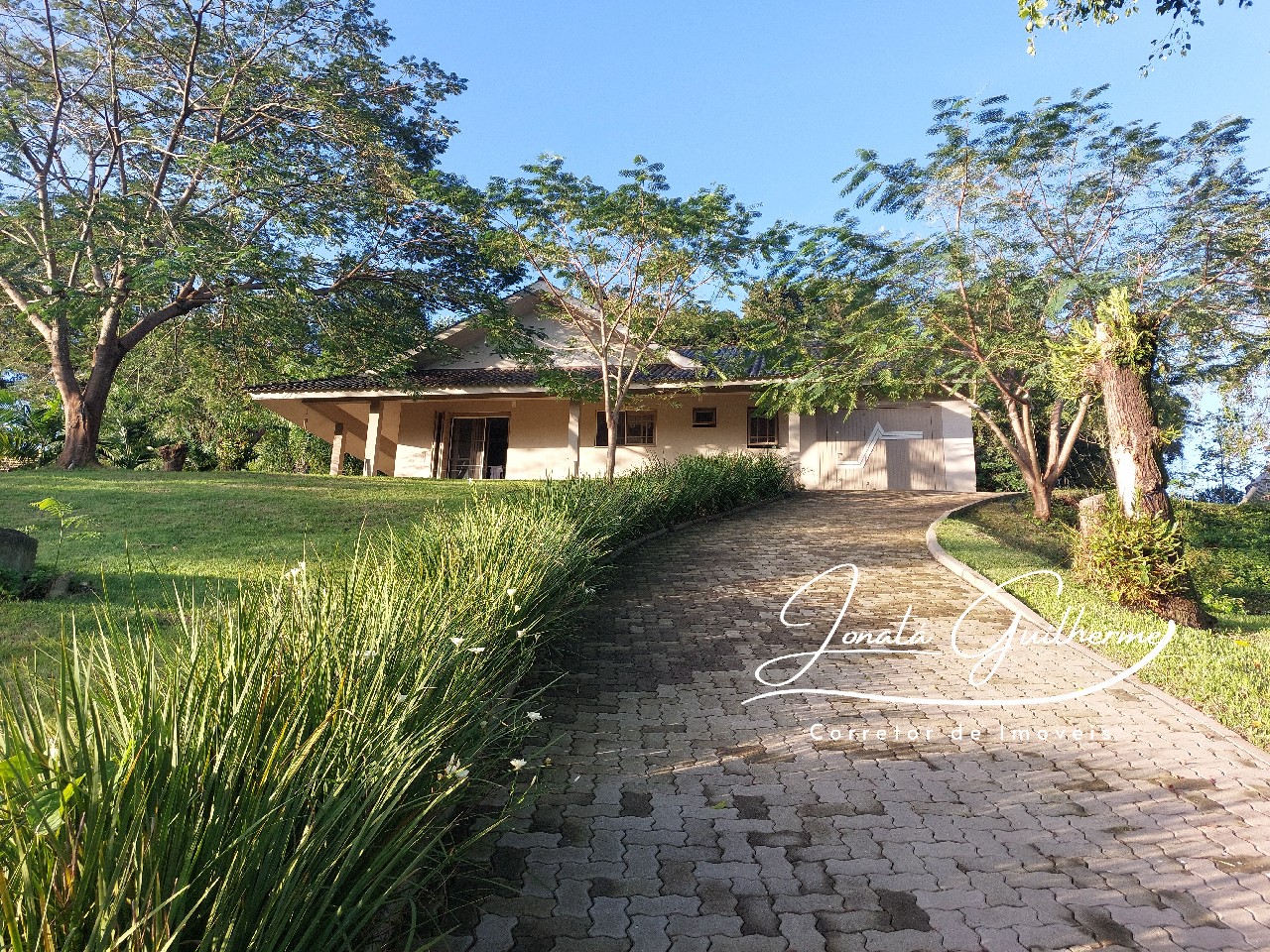Casa à venda em Feliz-RS, bairro Matiel: 3 quartos, 1 sala, 2 banheiros, 3 vagas de garagem, 141m². Confira!