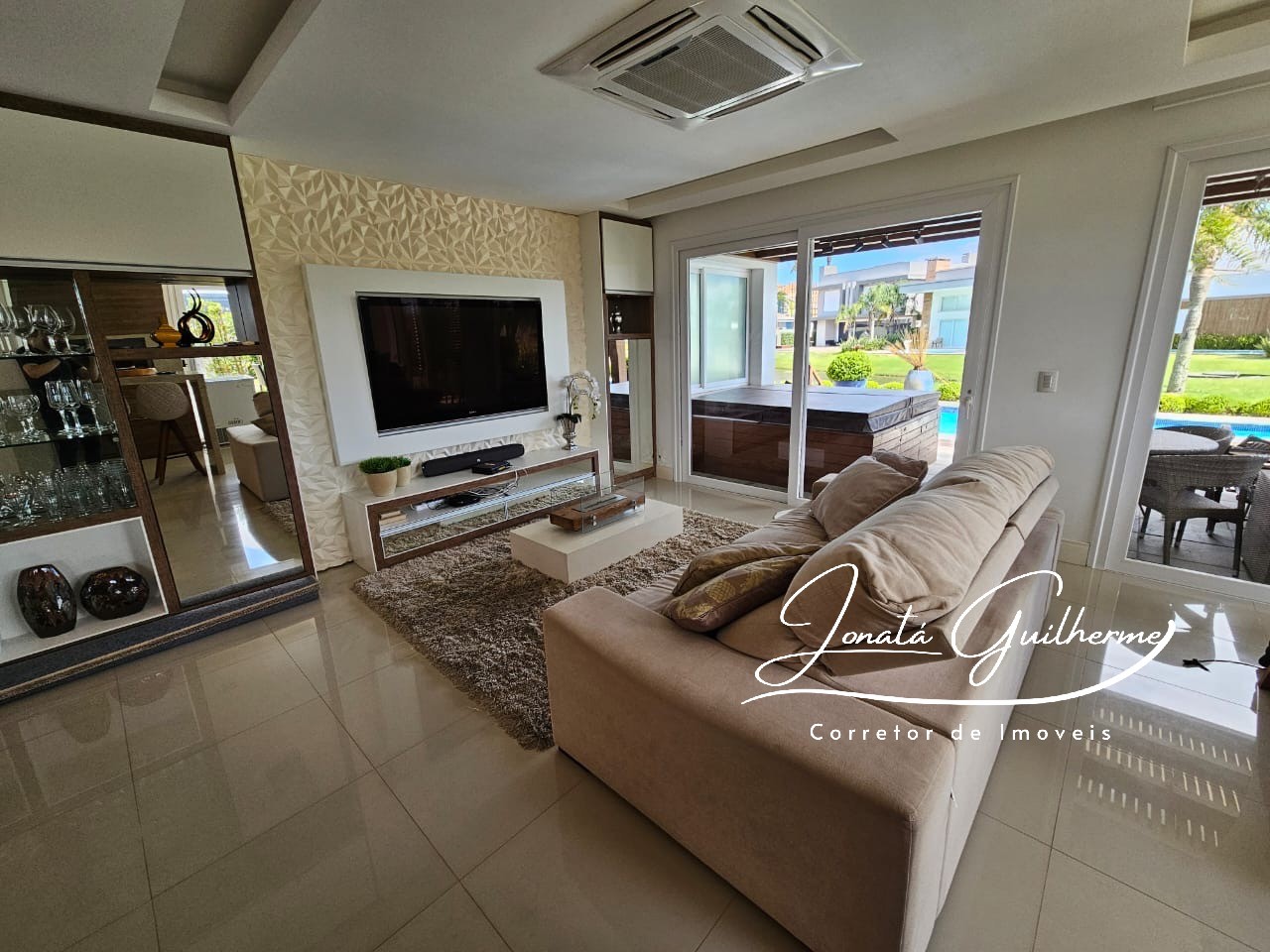Imperdível oportunidade de investimento: Casa em condomínio no Centro de Xangri-lá-RS, com 4 quartos, 4 suítes e 327m² de área.