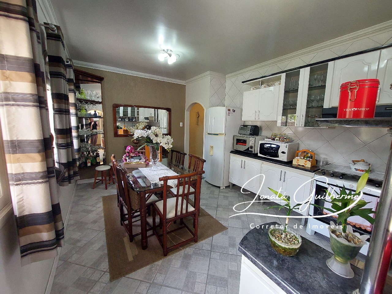 Imperdível: Casa à venda no Centro de Feliz-RS com 4 quartos, 2 suítes, 4 banheiros, 4 vagas de garagem e 294,82 m² de área.