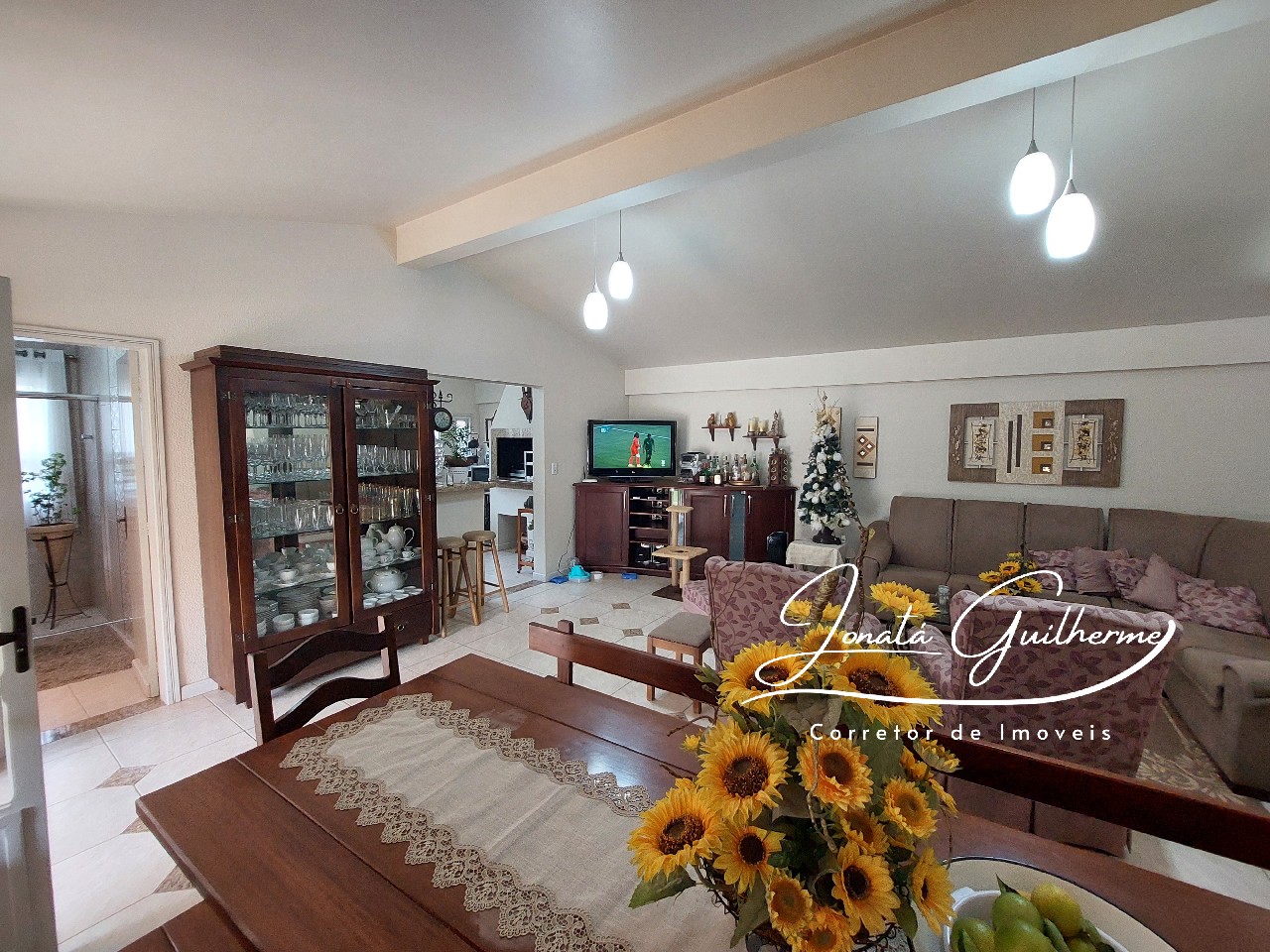 Imperdível: Casa à venda no Centro de Feliz-RS com 4 quartos, 2 suítes, 4 banheiros, 4 vagas de garagem e 294,82 m² de área.