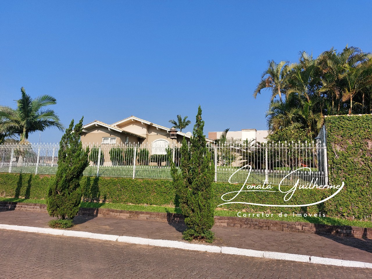 Imperdível: Casa à venda no Centro de Feliz-RS com 4 quartos, 2 suítes, 4 banheiros, 4 vagas de garagem e 294,82 m² de área.