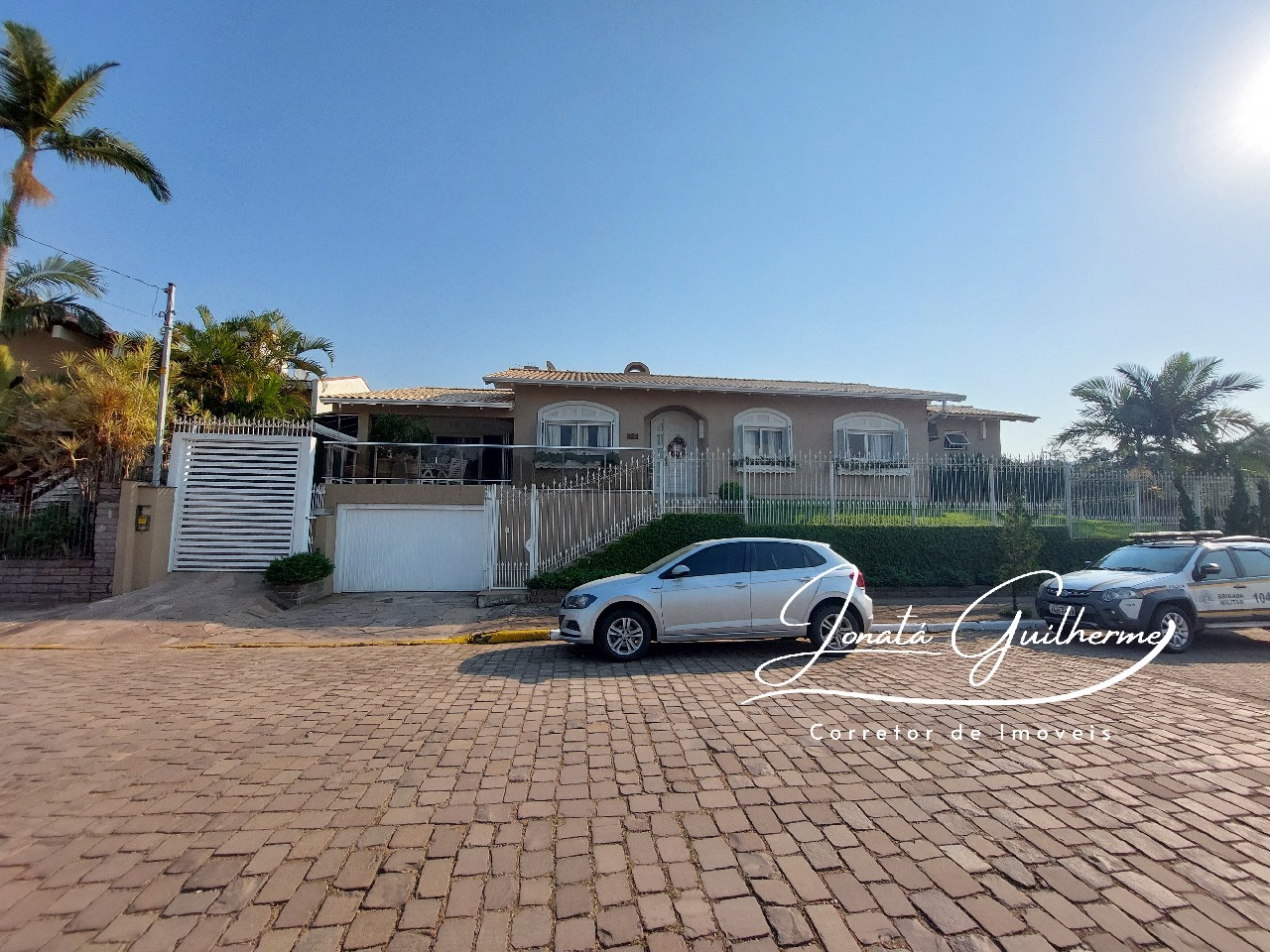 Imperdível: Casa à venda no Centro de Feliz-RS com 4 quartos, 2 suítes, 4 banheiros, 4 vagas de garagem e 294,82 m² de área.