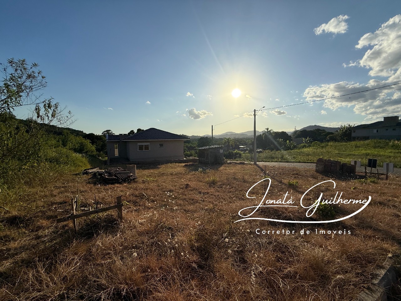Terreno à venda em Feliz-RS, bairro Matiel: 2 quartos, 1 sala, 1 banheiro, 1 vaga de garagem, 225,00 m² de área.
