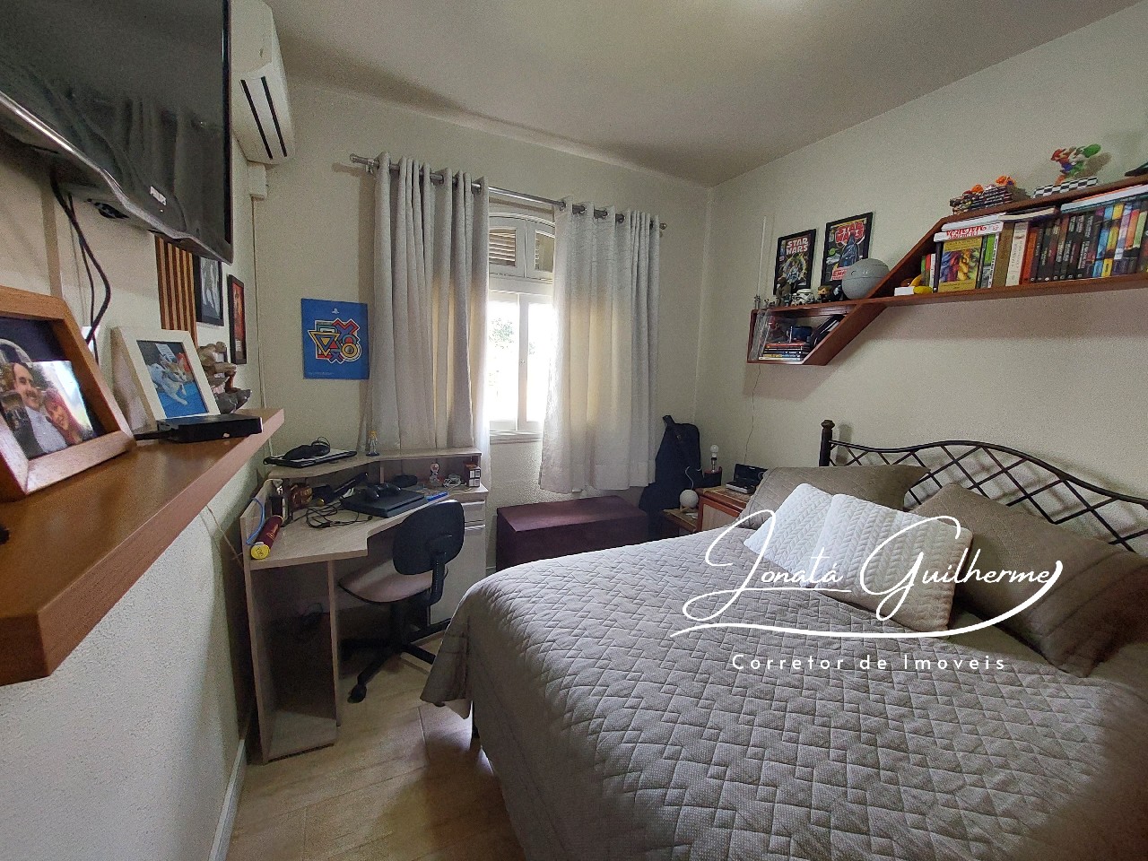 Imperdível: Casa à venda no Centro de Feliz-RS com 4 quartos, 2 suítes, 4 banheiros, 4 vagas de garagem e 294,82 m² de área.