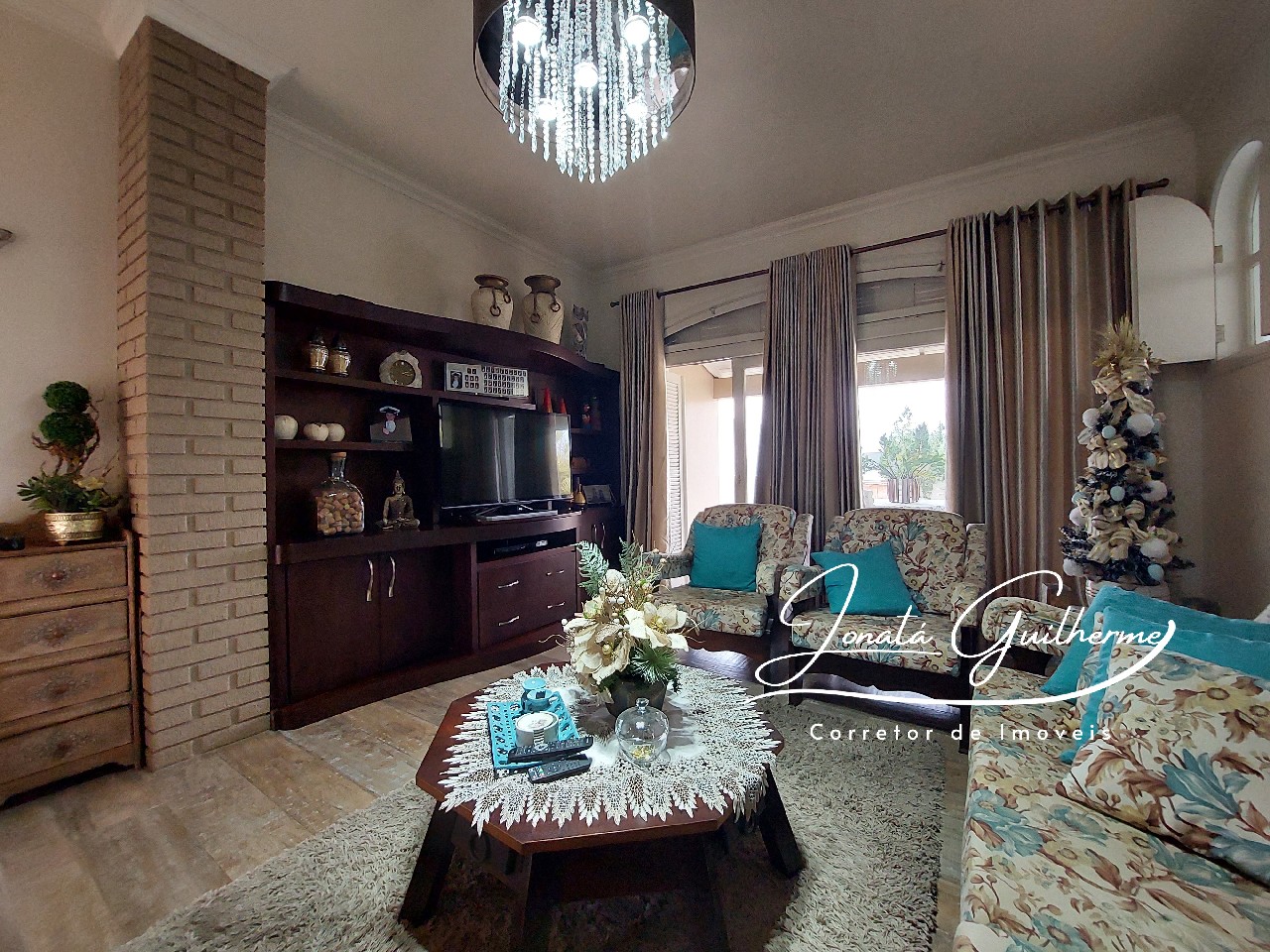 Imperdível: Casa à venda no Centro de Feliz-RS com 4 quartos, 2 suítes, 4 banheiros, 4 vagas de garagem e 294,82 m² de área.