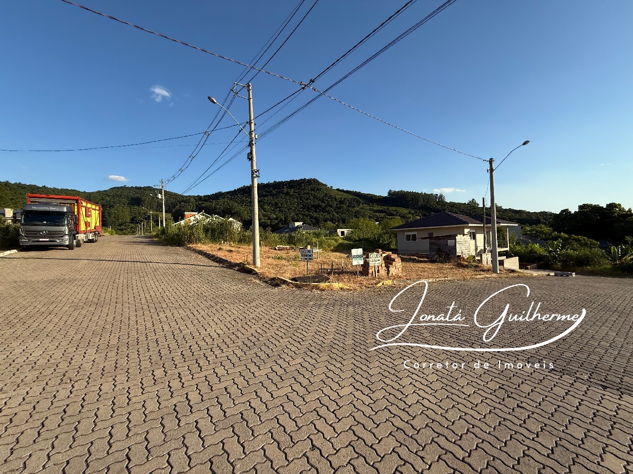 Terreno à venda em Feliz-RS, bairro Matiel: 2 quartos, 1 sala, 1 banheiro, 1 vaga de garagem, 225,00 m² de área.
