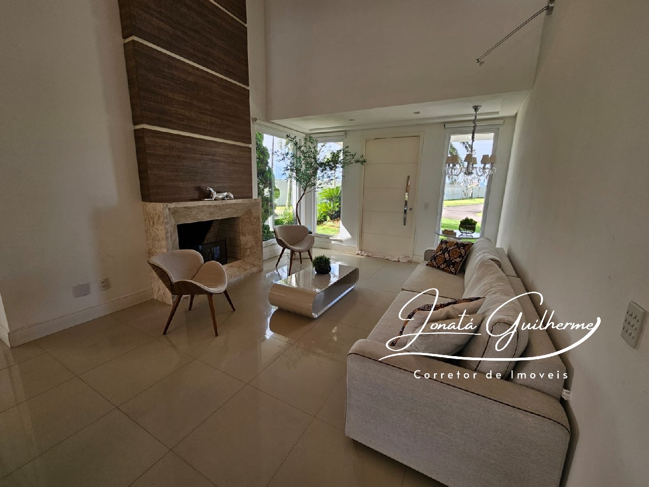 Imperdível oportunidade de investimento: Casa em condomínio no Centro de Xangri-lá-RS, com 4 quartos, 4 suítes e 327m² de área.
