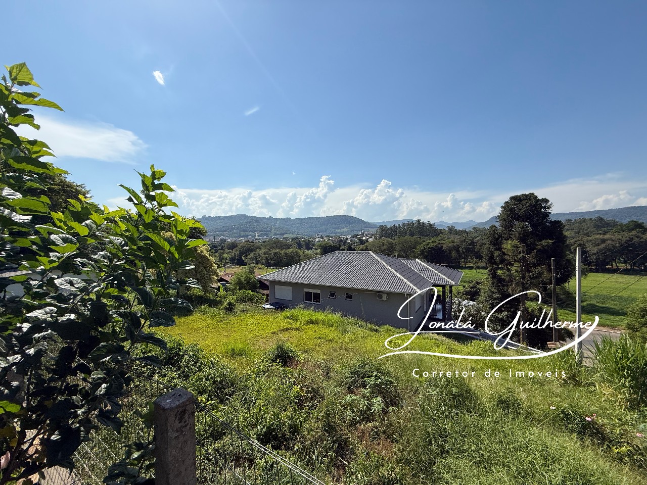 Imperdível: Casa à venda em Feliz-RS, bairro Matiel, 4 quartos, 1 sala, 2 banheiros, 1 vaga de garagem, 185,82 m² de área.