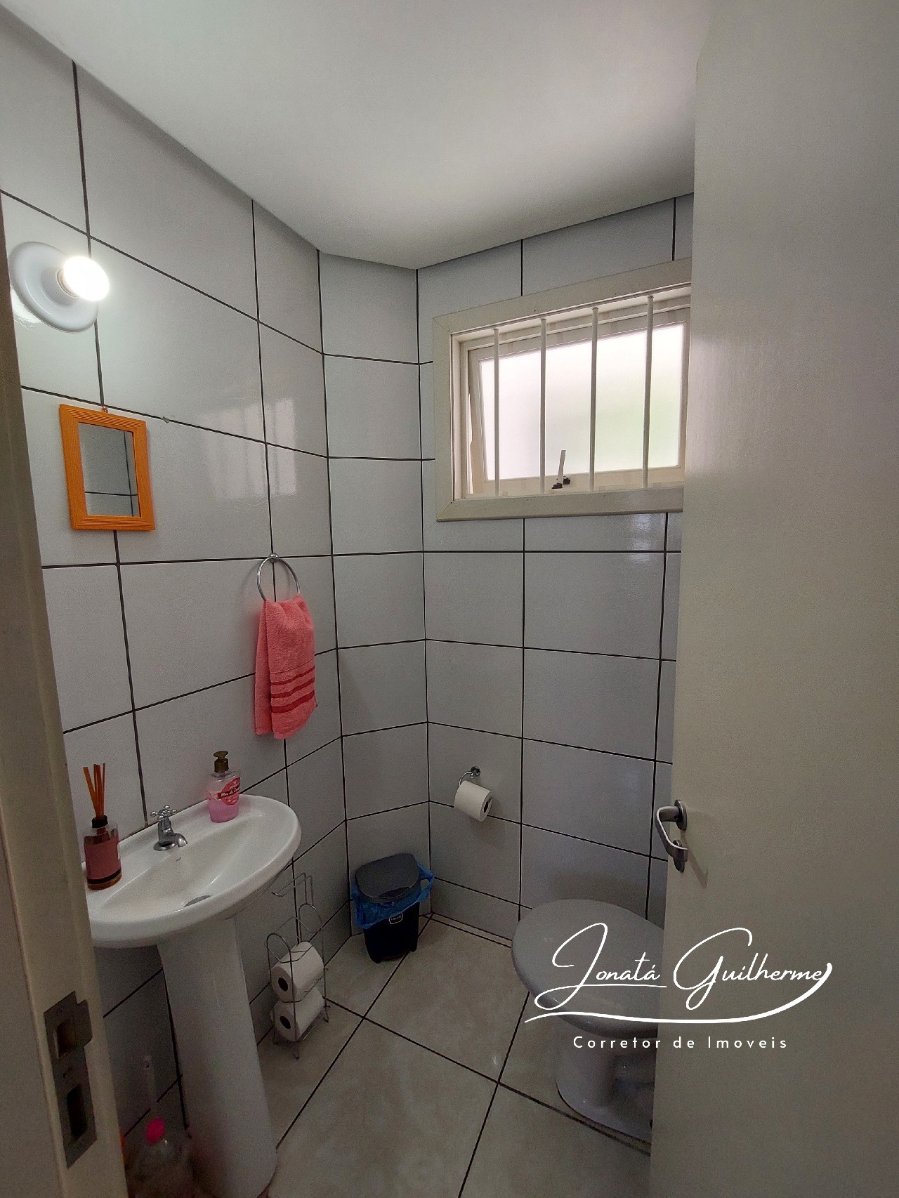Imperdível: Casa em Condomínio no Centro de Feliz-RS, com 2 quartos, 1 sala, 2 banheiros e 77,58m².