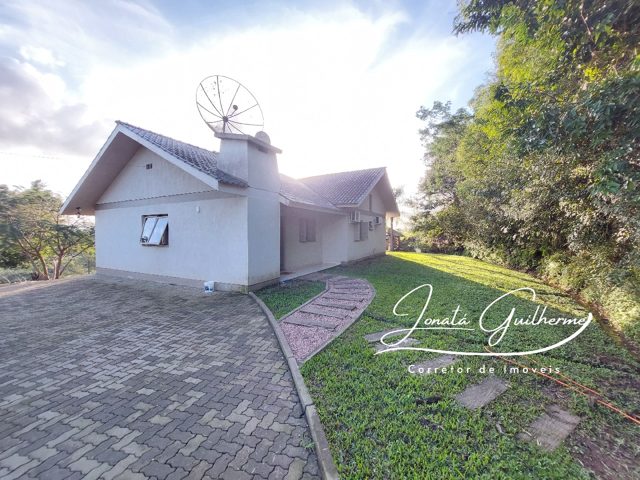 Casa à venda em Feliz-RS, bairro Matiel: 3 quartos, 1 sala, 2 banheiros, 3 vagas de garagem, 141m². Confira!