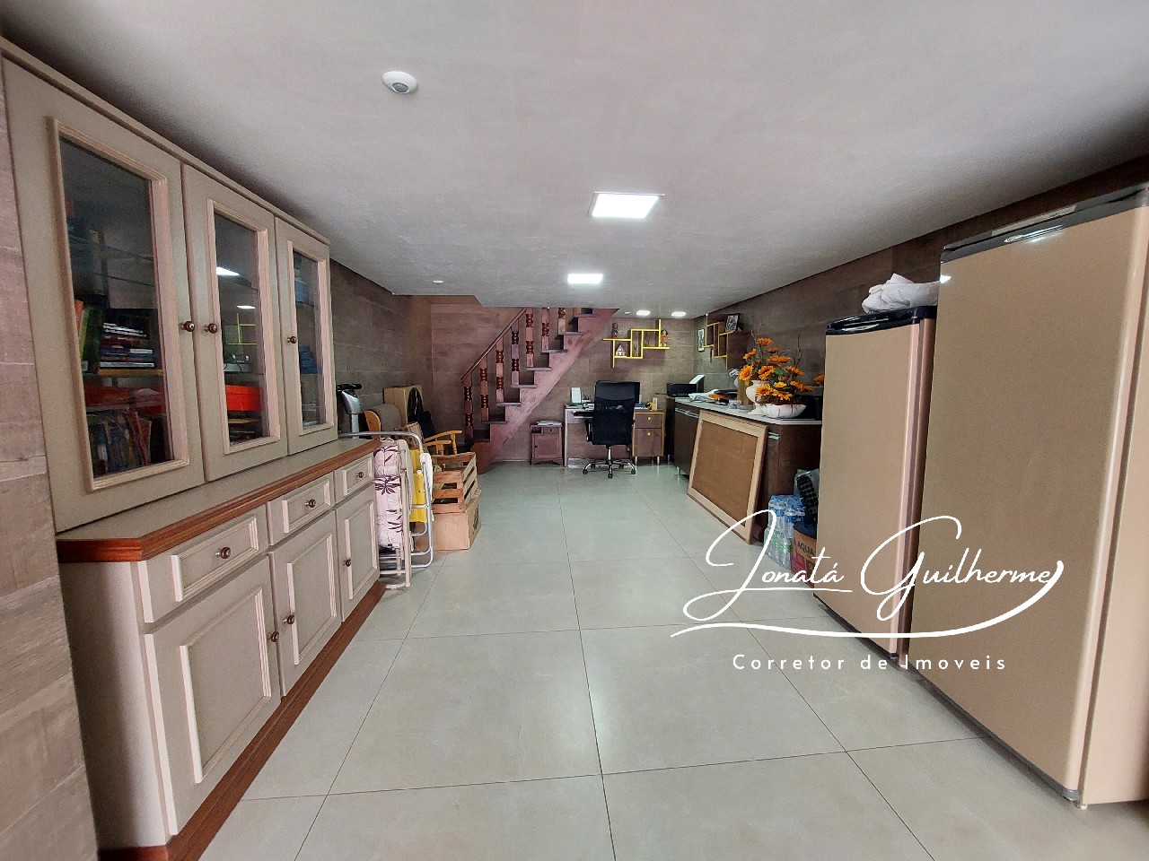 Imperdível: Casa à venda no Centro de Feliz-RS com 4 quartos, 2 suítes, 4 banheiros, 4 vagas de garagem e 294,82 m² de área.