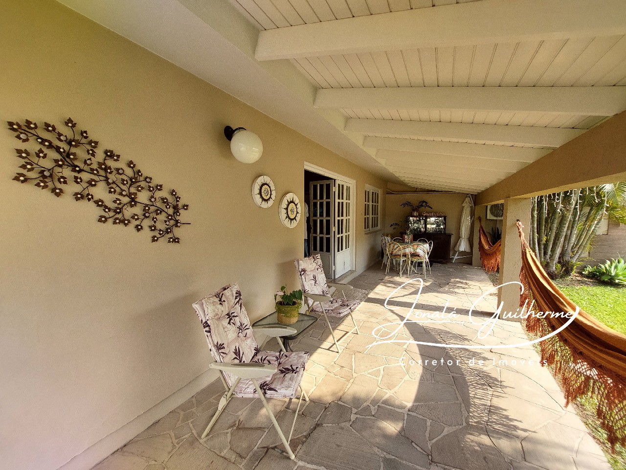 Imperdível: Casa à venda no Centro de Feliz-RS com 4 quartos, 2 suítes, 4 banheiros, 4 vagas de garagem e 294,82 m² de área.