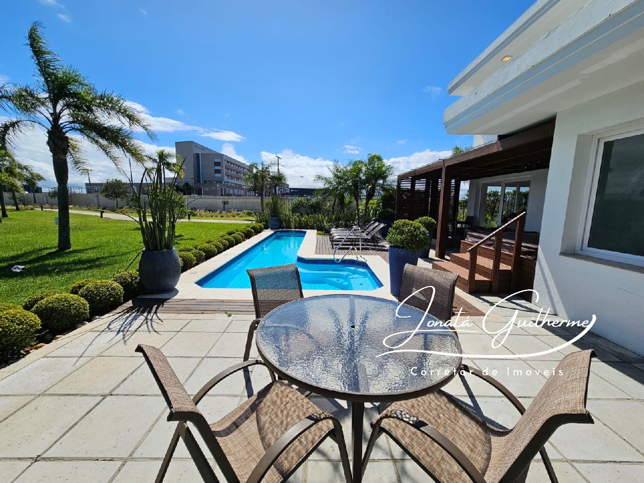 Imperdível oportunidade de investimento: Casa em condomínio no Centro de Xangri-lá-RS, com 4 quartos, 4 suítes e 327m² de área.